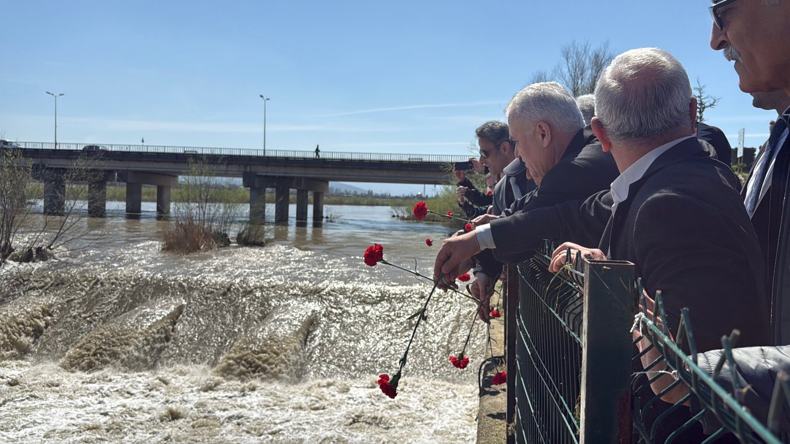 Ali Sencer ARSLAN/ÇAYCUMA (Zonguldak), (DHA)- ZONGULDAK’ın Çaycuma ilçesinde köprünün çökmesi