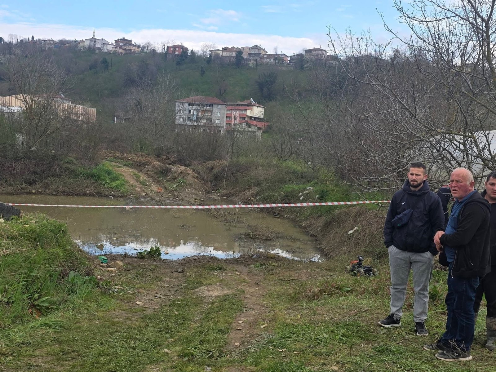 Cem SÜRMENELİ/ALAPLI (Zonguldak), (DHA)- ZONGULDAK’ın Alaplı ilçesinde oyun oynarken gölette
