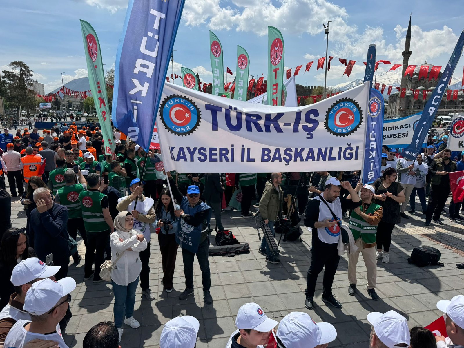 (RHA)- Kayser’de Türkiye İşçi Sendikaları Konfederasyonu (TÜRK-İŞ) 1 Mayıs Emek