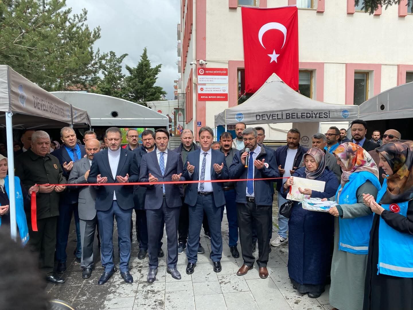 Kayseri’nin Develi ilçesinde, Kur’an kursları yararına düzenlenen Hayır Çarşısı düzenlenen