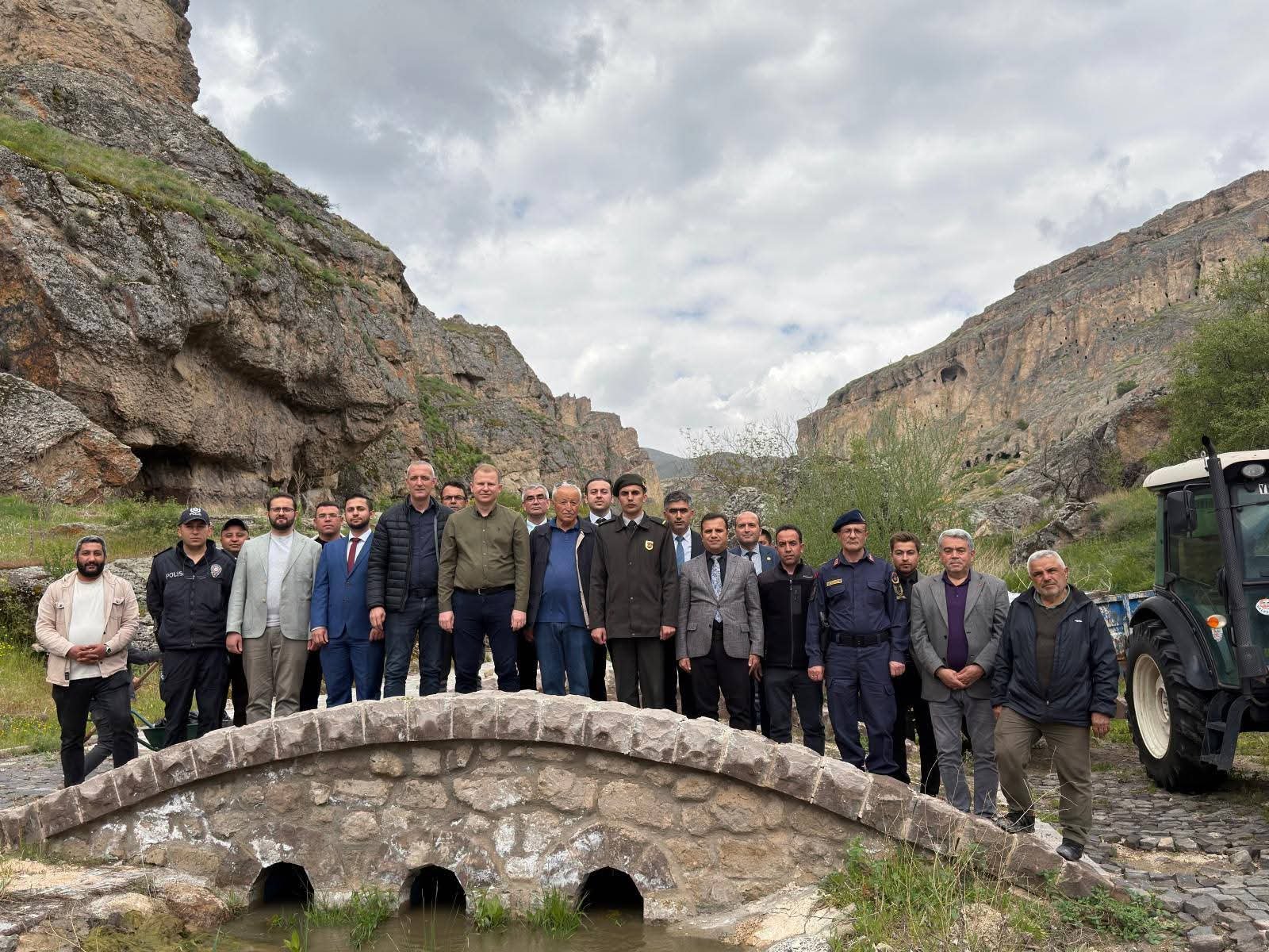 (RHA)- Yeşilhisar Kaymakamı Fatih Adıgüzel, Erdemli Vadisi’nde düzenlenen temizlik etkinliğine