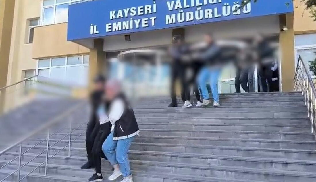 (RHA)- Kayseri’de polis ekiplerinin düzenlediği uyuşturucu operasyonunda 22 kişi gözaltına
