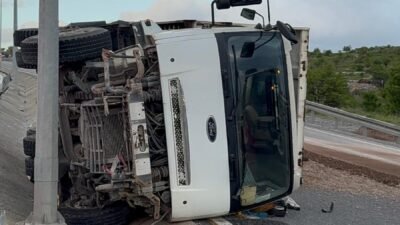 (RHA)- Kayseri’de, mıcır yüklü kamyonun devrildiği kazada sürücü yaralandı. Kaza,