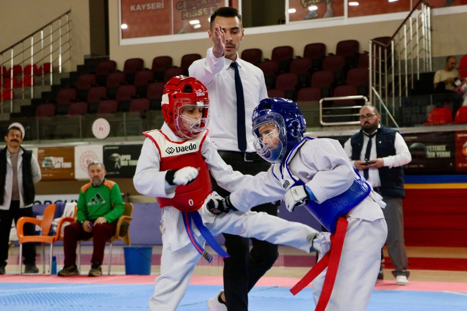 (RHA)- Kayseri’de düzenlenen Okul Sporları Taekwondo Minikler İl Birinciliği müsabakaları
