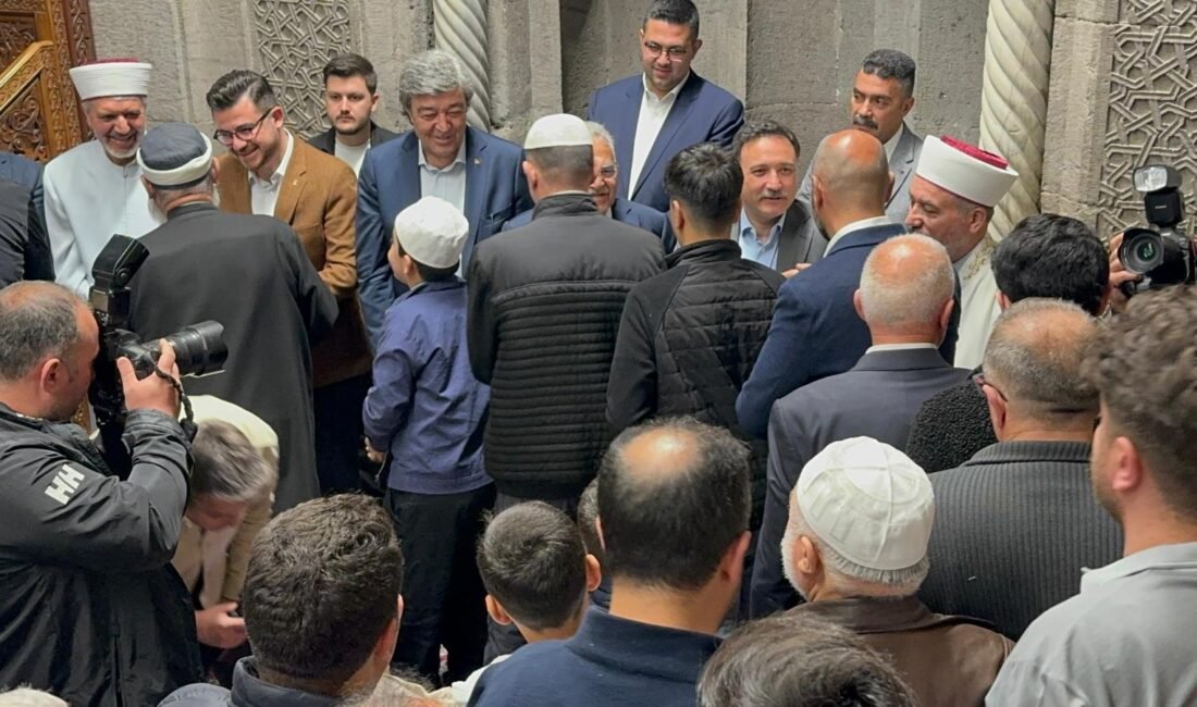 Kayseri Protokolü Bayram Namazını Hunat Caminde Kıldı (RHA)- Kayseri protokolü bayram namazını Hunat Caminde kıldı. Bayram namazı