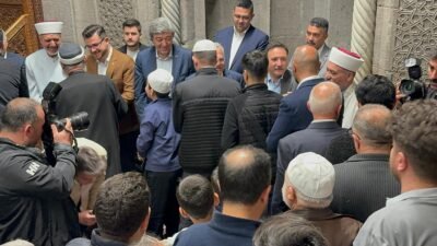 (RHA)- Kayseri protokolü bayram namazını Hunat Caminde kıldı. Bayram namazı