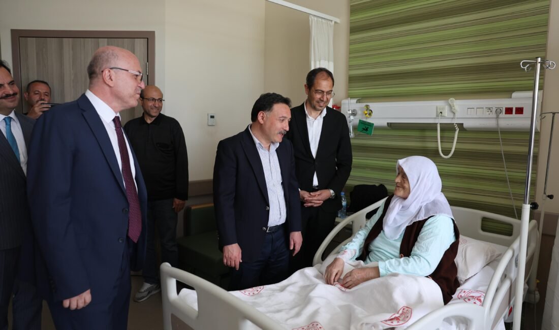Vali Gökmen Çiçek’ten Hastanede Bayram Ziyareti (RHA)- Kayseri Valisi Gökmen Çiçek, Kurban Bayramı dolayısıyla Kayseri Şehir