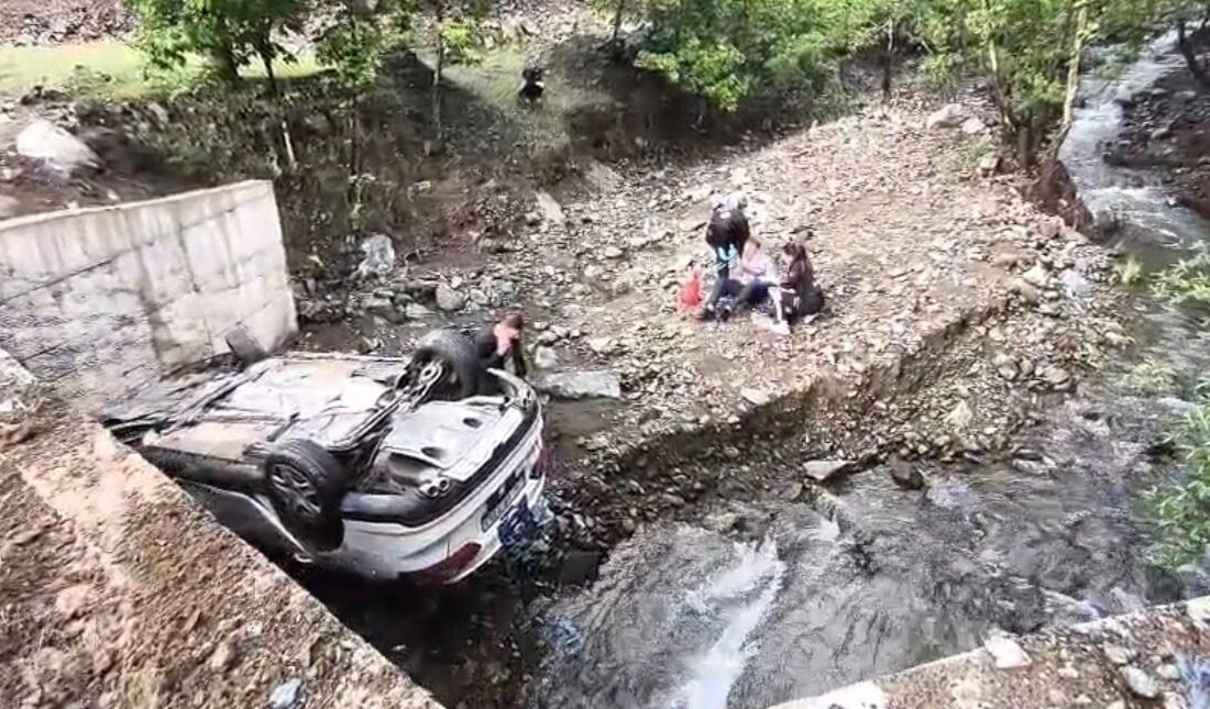 (RHA)- Kayseri’nin Yahyalı ilçesinde, otomobilin köprüden devrildiği kazada 2 kardeş