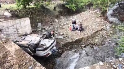 (RHA)- Kayseri’nin Yahyalı ilçesinde, otomobilin köprüden devrildiği kazada 2 kardeş