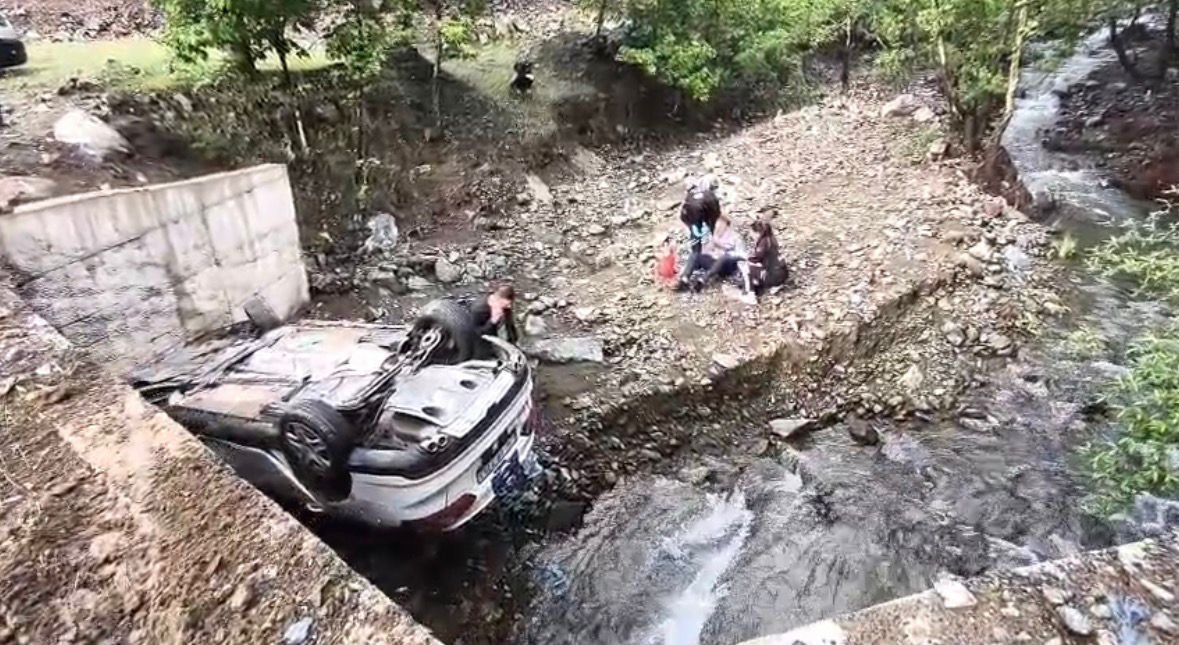 (RHA)- Kayseri’nin Yahyalı ilçesinde, otomobilin köprüden devrildiği kazada 2 kardeş