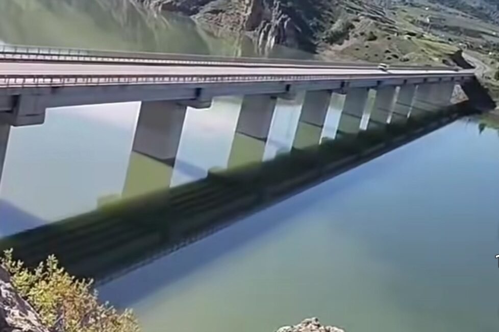 (RHA) – Kayseri’nin Felahiye ilçesinde viyadükten Kızılırmak’a atlamak isteyen bir