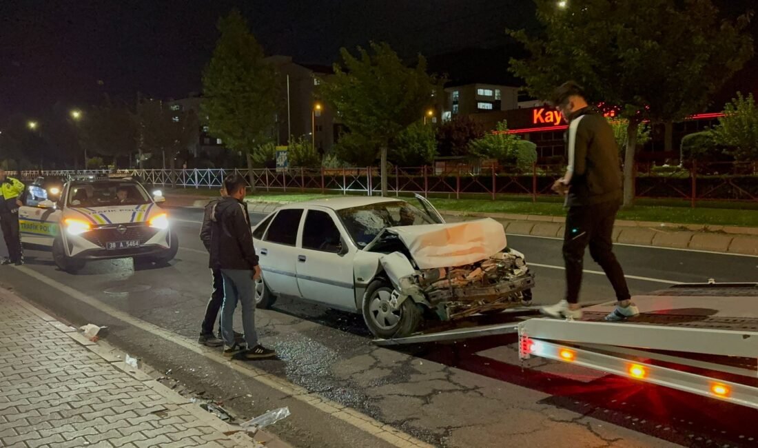 (RHA)- Kayseri’de, iki otomobilin çarpıştığı kazada 2 kişi yaralandı. Kaza,