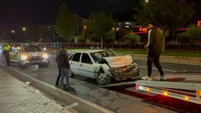 (RHA)- Kayseri’de, iki otomobilin çarpıştığı kazada 2 kişi yaralandı. Kaza,