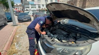 (RHA) – Kayseri’de bir otomobilin motor bölümüne sıkışan kedi, itfaiye