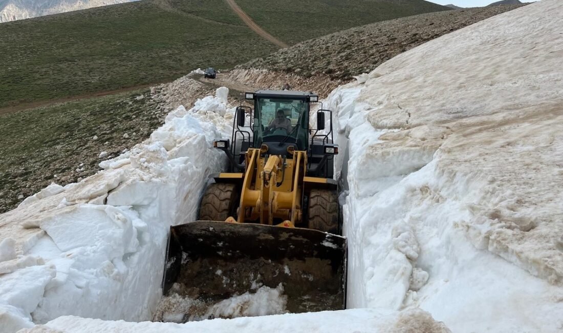(RHA)- Kayseri’nin Yahyalı ilçesinde, yayla sezonu öncesinde yüksek kesimlerde karla