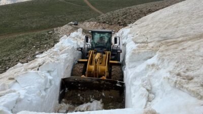 (RHA)- Kayseri’nin Yahyalı ilçesinde, yayla sezonu öncesinde yüksek kesimlerde karla