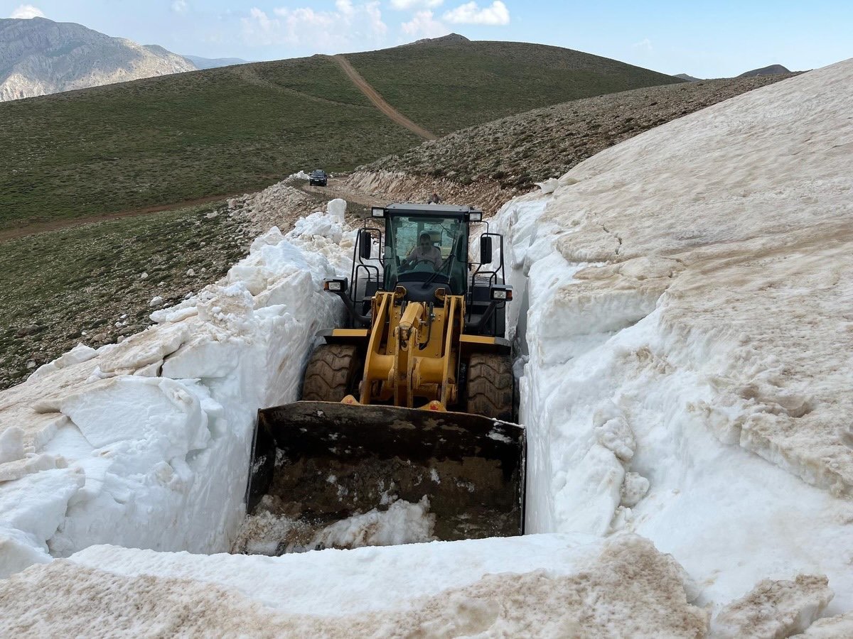 (RHA)- Kayseri’nin Yahyalı ilçesinde, yayla sezonu öncesinde yüksek kesimlerde karla
