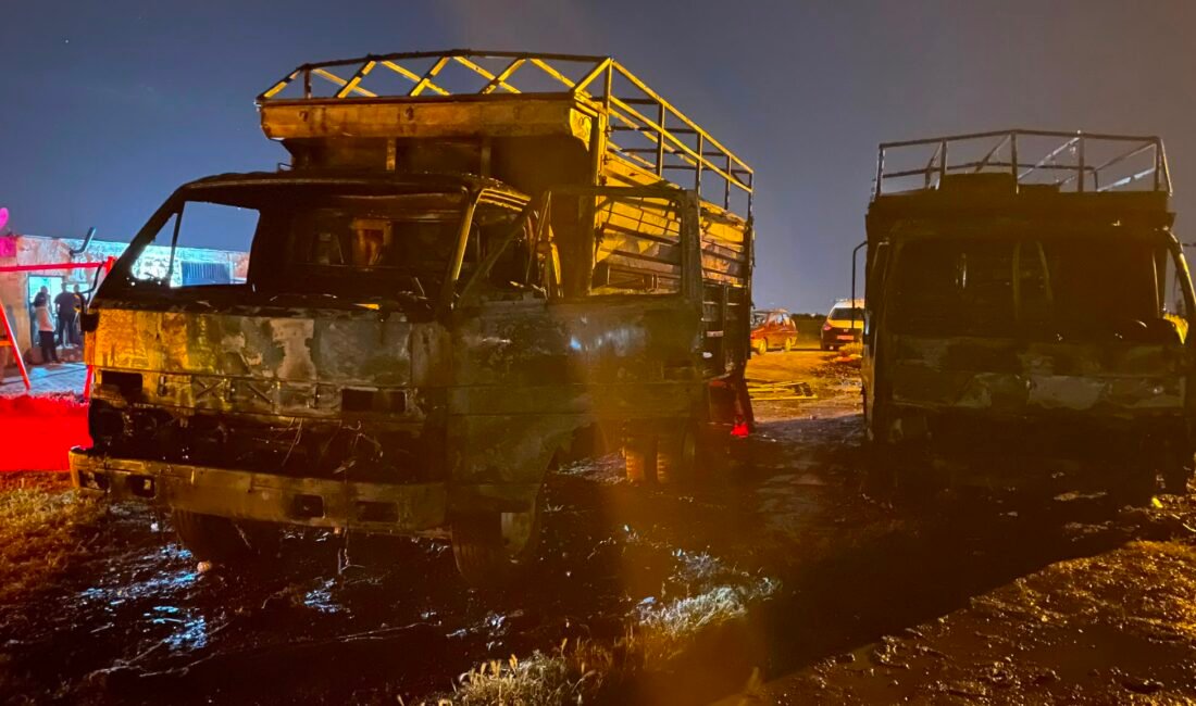 (RHA)- Kayseri’de, park halindeyken yanan 2 kamyon kullanılamaz hale geldi.