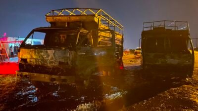 (RHA)- Kayseri’de, park halindeyken yanan 2 kamyon kullanılamaz hale geldi.