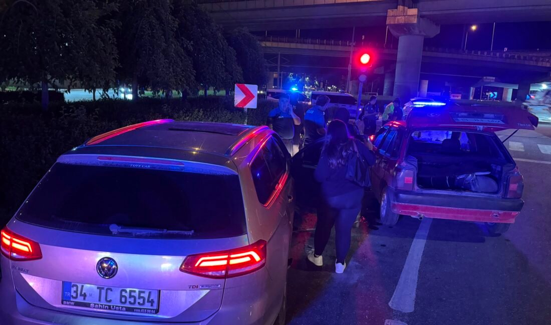 Polis Aracının Karıştığı Zincirleme Kazada 2 Yaralı (RHA)- Kayseri’de polis aracıyla birlikte 3 aracın karıştığı zincirleme trafik