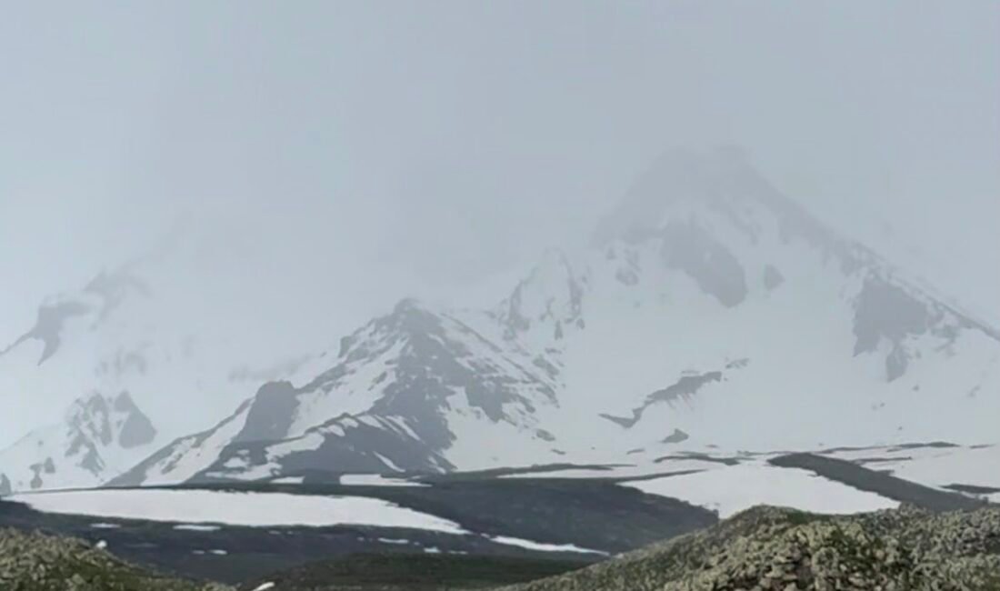 Erciyes Dağı’na Haziran Ayında Kar Yağdı (RHA)- Kayseri’nin simgelerinden 3 bin 917 metre rakımlı Erciyes Dağı’nın