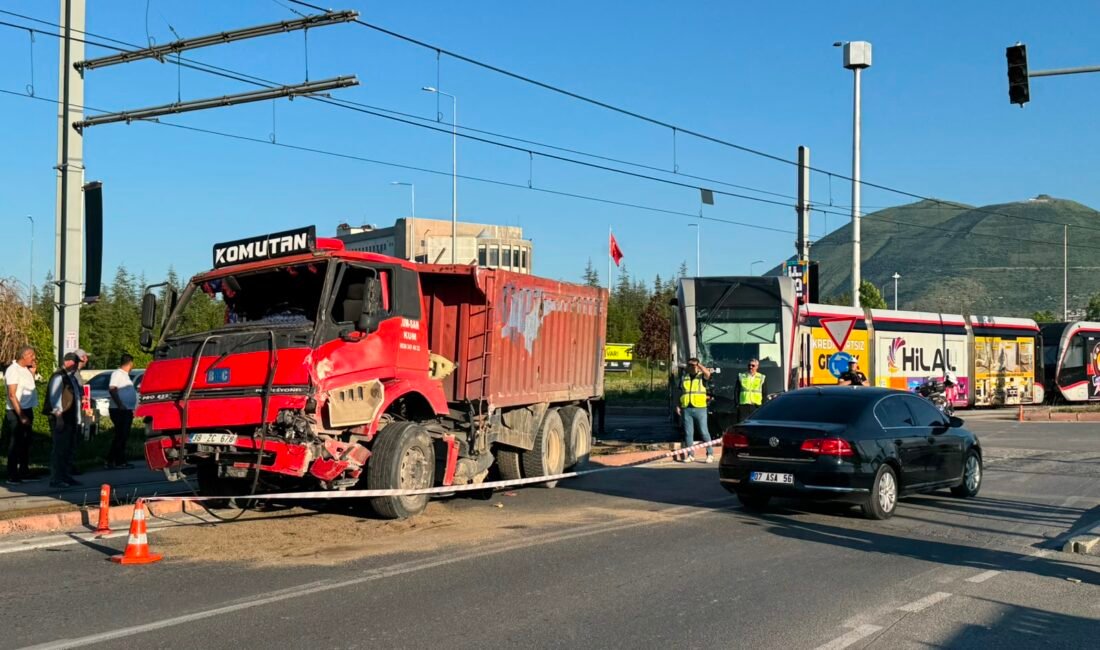 Tramvay İle Kamyon Çarpıştı: 5 Yaralı (RHA)- Kayseri’de tramvay ile kamyonun çarpıştığı kazada 5 kişi yaralandı.