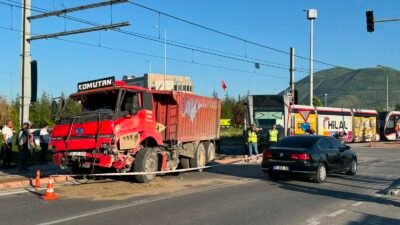 (RHA)- Kayseri’de tramvay ile kamyonun çarpıştığı kazada 5 kişi yaralandı.