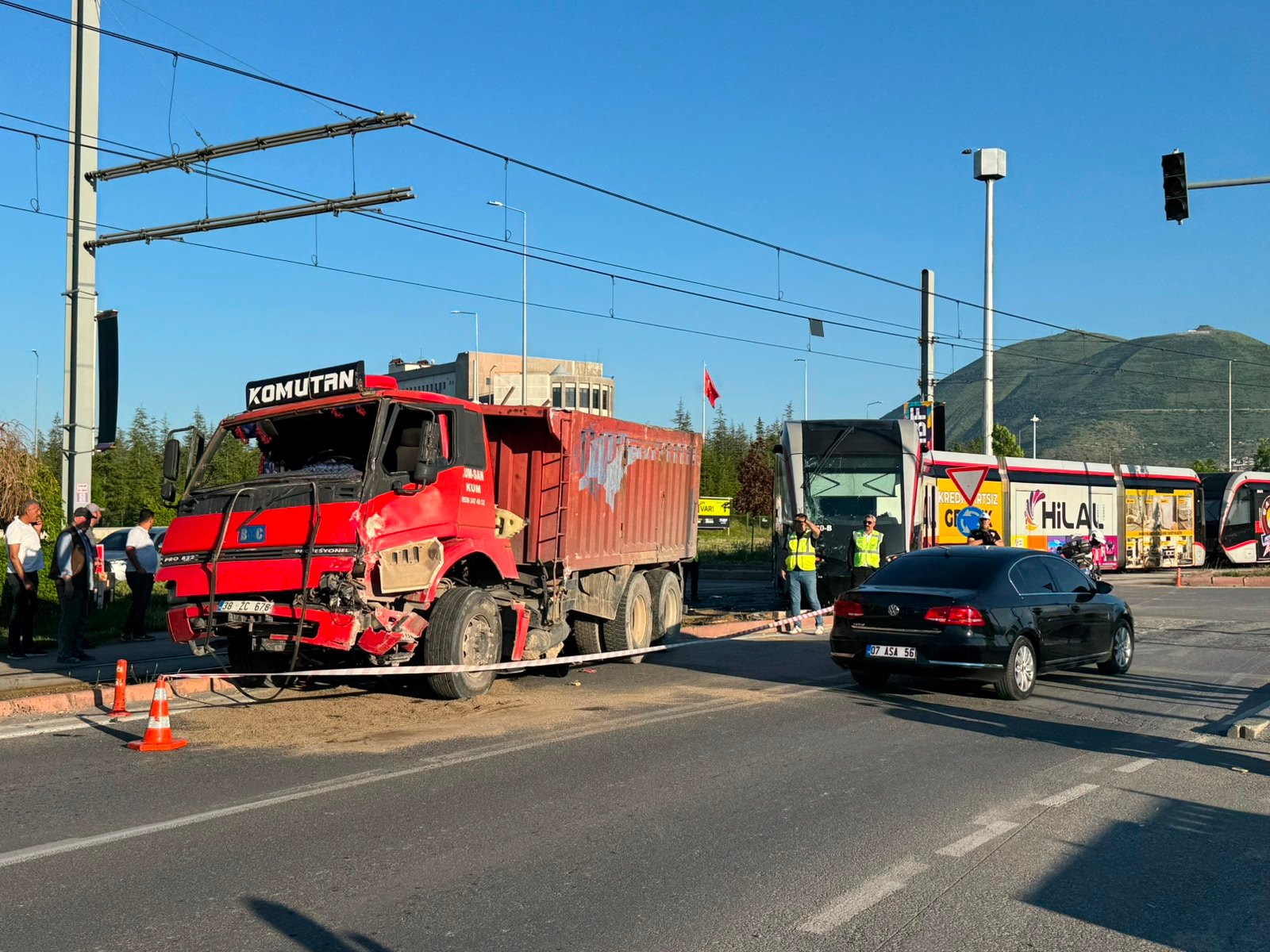 (RHA)- Kayseri’de tramvay ile kamyonun çarpıştığı kazada 5 kişi yaralandı.