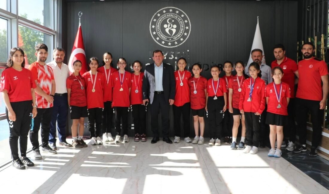 Badminton sporcularından İl Müdürü Kabakcı’ya ziyaret (RHA)- Okul Sporları Küçük Kızlar Türkiye Şampiyonası’nda Türkiye ikincisi olan,
