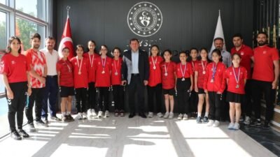 Badminton sporcularından İl Müdürü Kabakcı’ya ziyaret (RHA)- Okul Sporları Küçük Kızlar Türkiye Şampiyonası’nda Türkiye ikincisi olan,