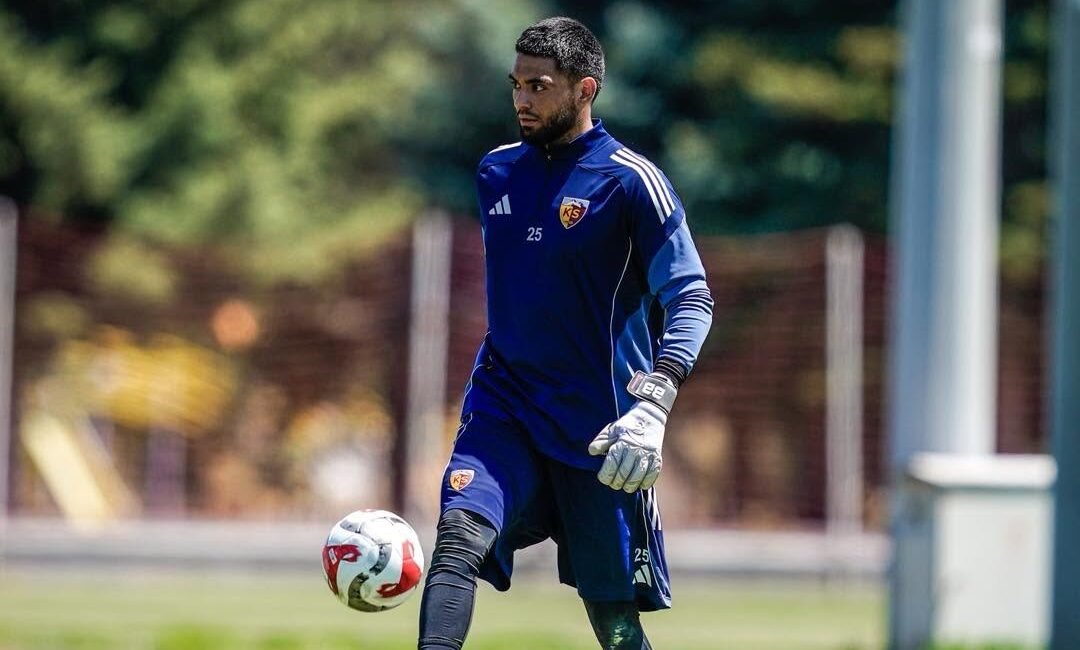 Kayserispor’da Kaleci Bilal, Takımdan Ayrıldı (RHA)- Kayserispor’un kalecisi Bilal Bayazıt (27), takımdan ayrıldığını duyurdu. 1’inci
