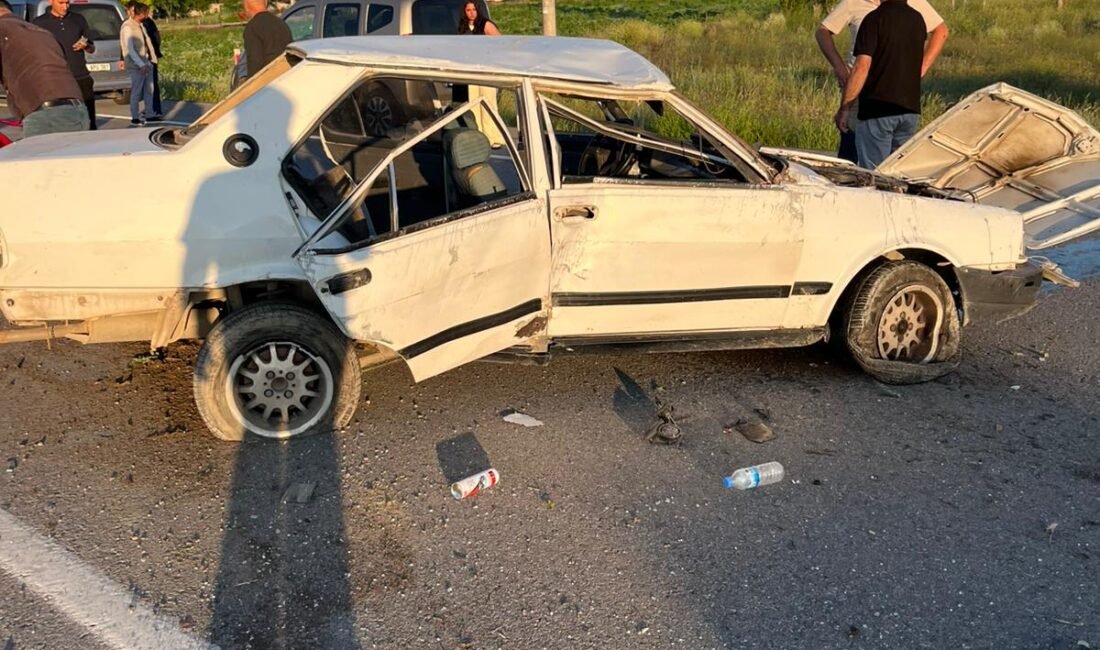 (RHA)- Kayseri-Niğde yolunda iki otomobilin çarpıştığı kazada 2 kişi yaralandı.