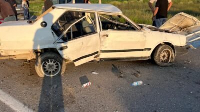 (RHA)- Kayseri-Niğde yolunda iki otomobilin çarpıştığı kazada 2 kişi yaralandı.