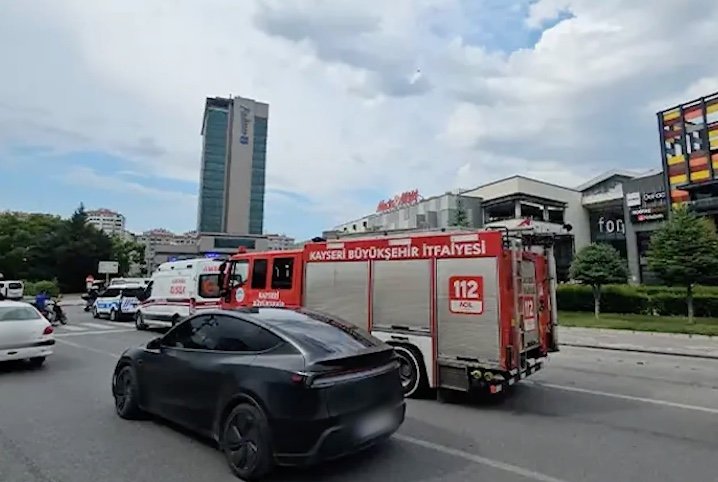 Kayseri’de AVM’ye Asılsız ‘Canlı Bomba’ İhbarı: 13 Yaşındaki Çocuk Yakalandı (RHA) – Kayseri’de bir alışveriş merkezinde bulunduğu iddia edilen “canlı
