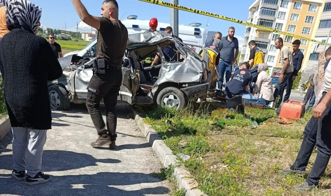 RHA)- Kayseri’de, iki otomobilin çarpıştığı kazada aynı aileden 3 kişi