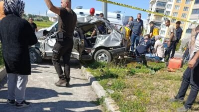RHA)- Kayseri’de, iki otomobilin çarpıştığı kazada aynı aileden 3 kişi