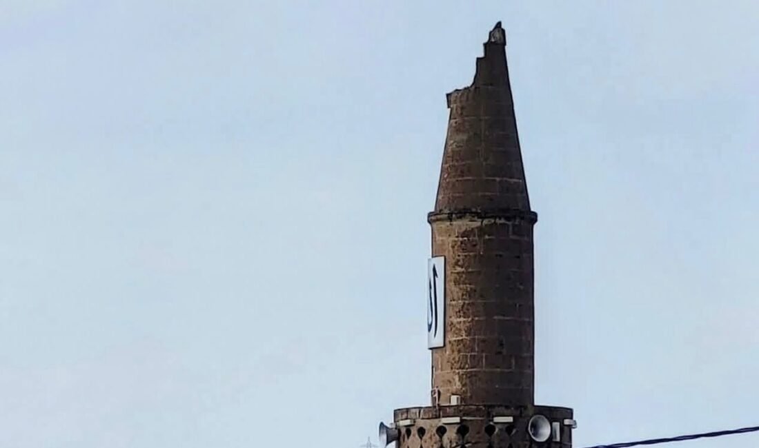 Yıldırım Düşen Cami Minaresi Zarar Gördü (RHA)- Kayseri’nin İncesu ilçesine bağlı Garipçe Mahallesi’nde bulunan Yukarı Camii’nin