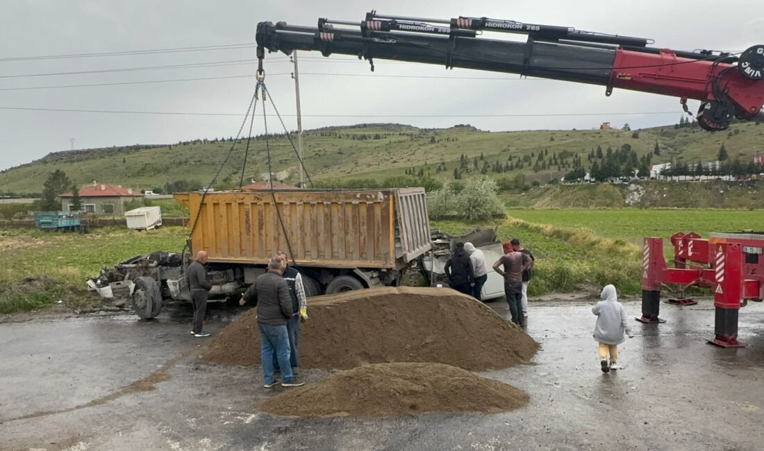 Tren ile Kamyon Çarpıştı: 2 Yaralı (RHA)- Kayseri’de tren ile kamyonun çarpıştığı kazada 2 kişi yaralandı.