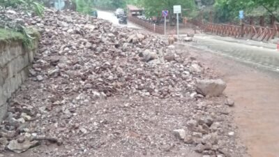 (RHA) – Kayseri’nin Yahyalı ilçesinde etkili olan sağanak yağış, bazı