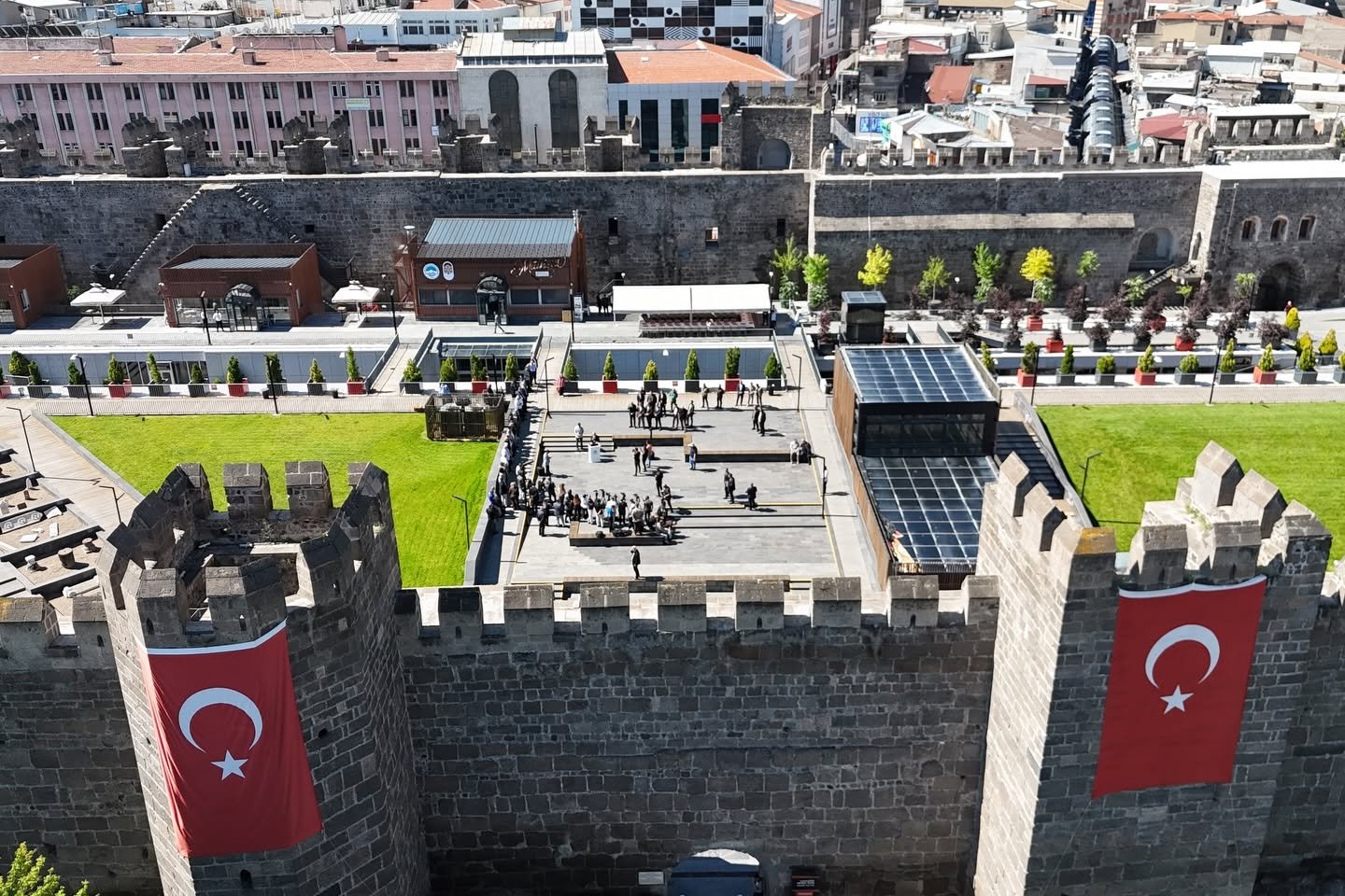 (RHA)- Büyükşehir Belediye Başkanı Memduh Büyükkılıç, tarihi Kayseri Kalesi içerisinde