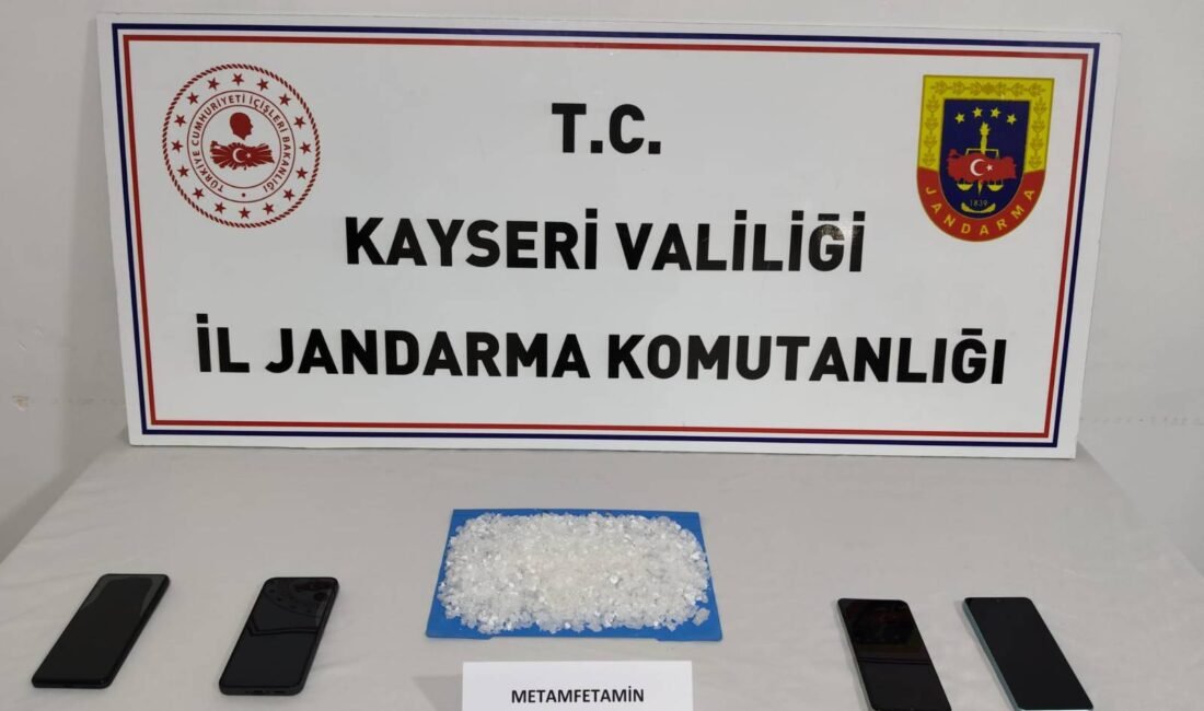 Kayseri’de uyuşturucu operasyonu: 4 gözaltı (RHA)- Kayseri’nin İncesu ilçesinde, jandarma ekiplerinin uyuşturucu operasyonunda 4 kişi