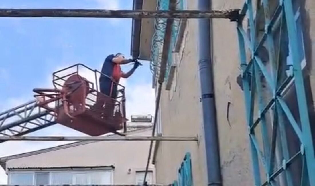 (RHA)- Kayseri’nin Develi ilçesinde bir evin çatı bölümünde ayağı ipe