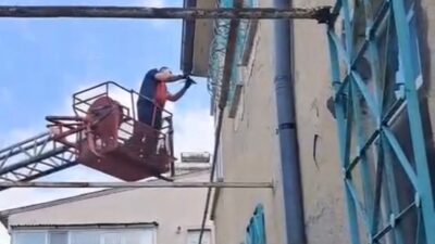 (RHA)- Kayseri’nin Develi ilçesinde bir evin çatı bölümünde ayağı ipe