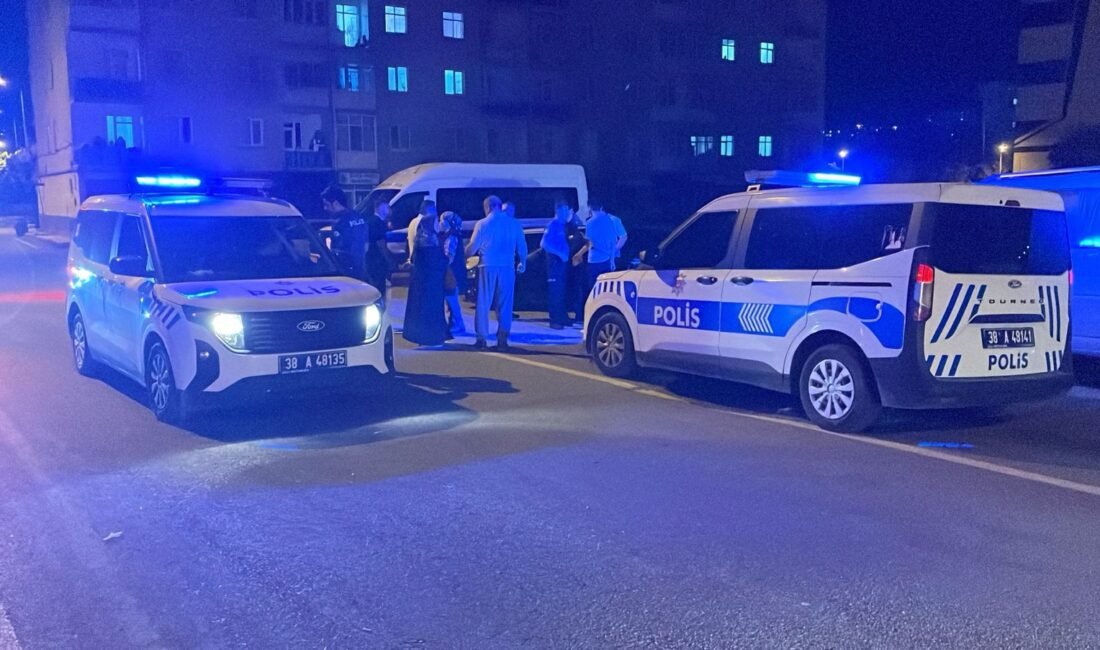 (RHA)- Kayseri’de gürültü meselesi nedeniyle çıkan kavgada 3 kişi yaralandı.