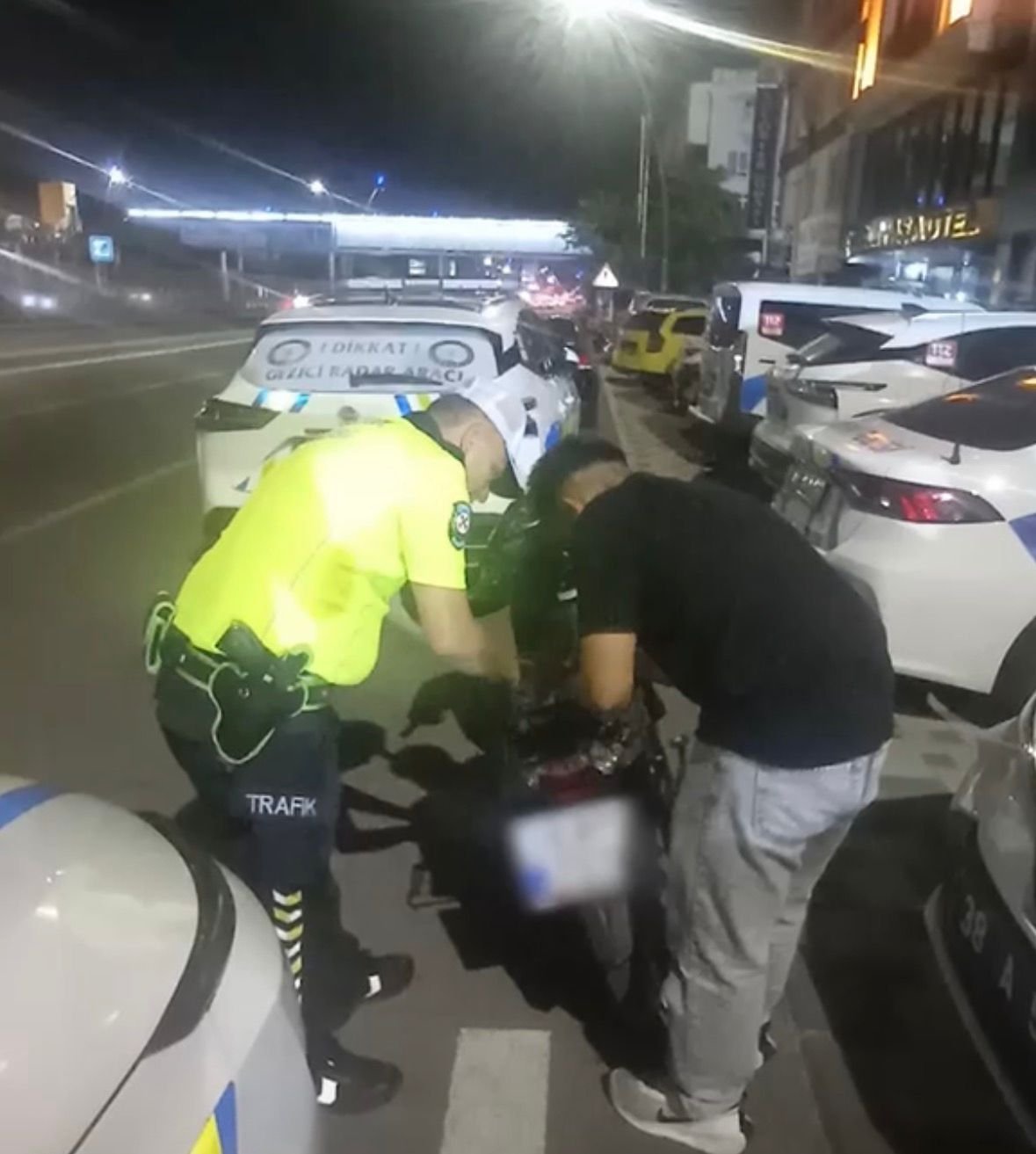 (RHA)- Kayseri’de sosyal medya için motosikletlerle tehlikeli hareketler yaparak hem