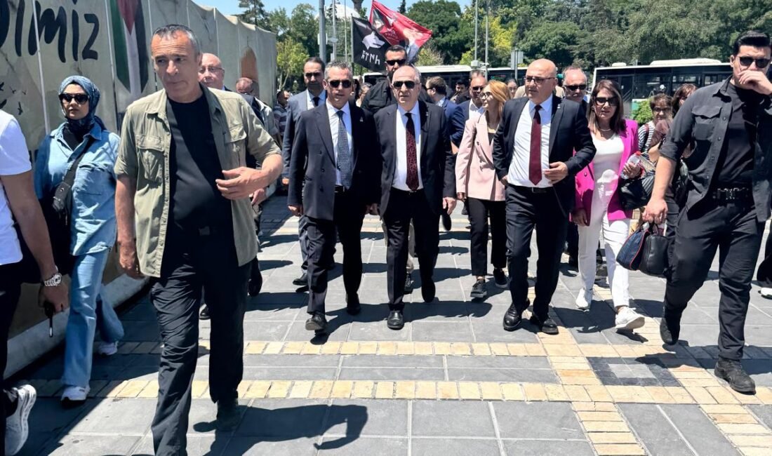 Zafer Partisi Genel Başkanı Ümit Özdağ Kayseri’de Vatandaşlarla Buluştu Ümit Özdağ, Kayseri programı kapsamında kent merkezinde esnaf ziyaretlerinde bulundu.