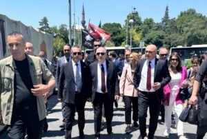 Ümit Özdağ, Kayseri programı kapsamında kent merkezinde esnaf ziyaretlerinde bulundu.