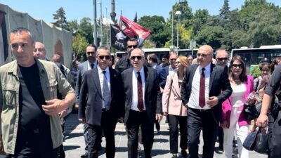 Ümit Özdağ, Kayseri programı kapsamında kent merkezinde esnaf ziyaretlerinde bulundu.