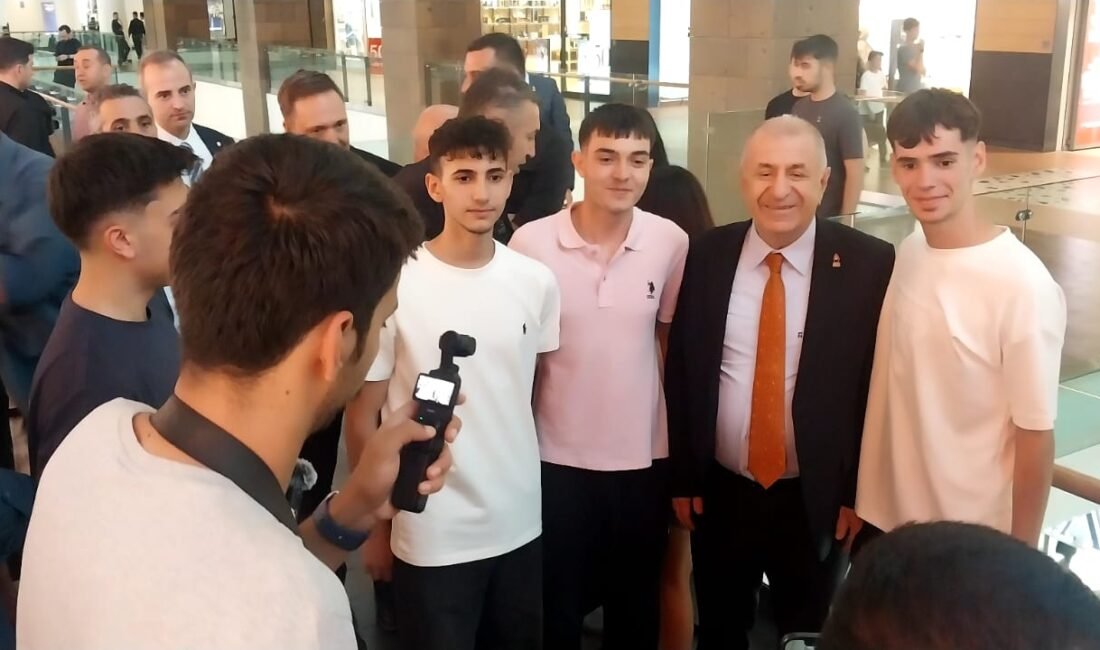 Zafer Partisi Genel Başkanı Ümit Özdağ, Kayseri’de Forum Alışveriş Merkezi’ni ziyaret ederek vatandaşlarla bir araya geldi Yoğun ilgiyle karşılanan Özdağ, alışveriş merkezini gezerken sevenleriyle sohbet etti,