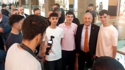 Yoğun ilgiyle karşılanan Özdağ, alışveriş merkezini gezerken sevenleriyle sohbet etti,